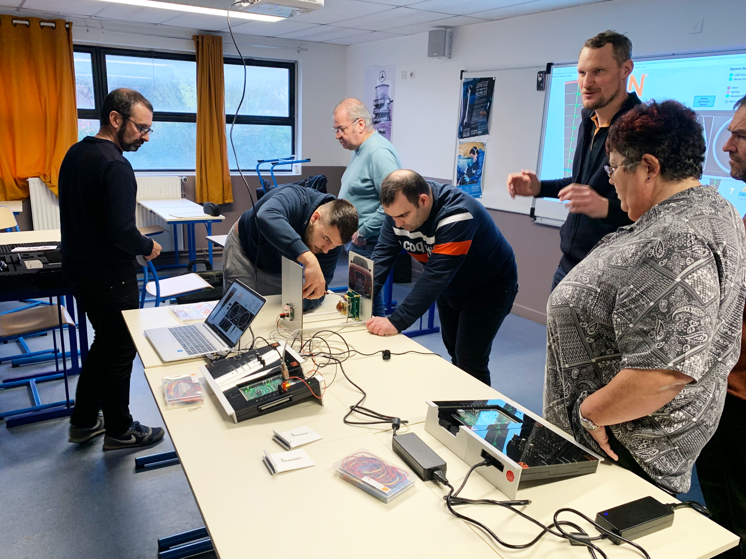 Personen in Train-the-Trainer-Situation mit LN-Trainingssystemen.