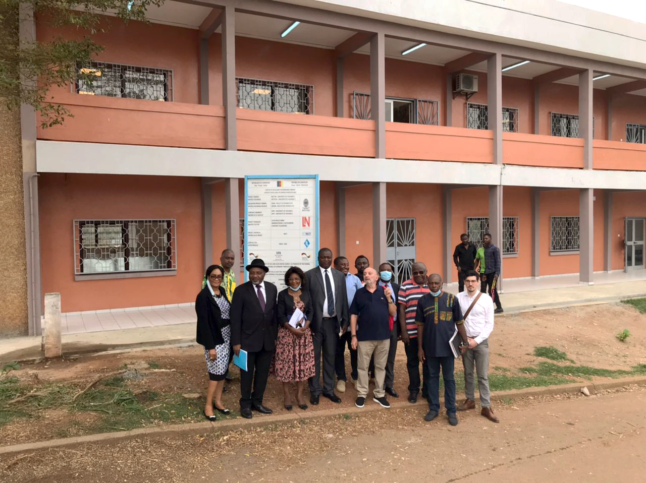 Gruppenbild vor dem Zentrum für Erneuerbare Energien an der Universität Yaoundé in Kamerum