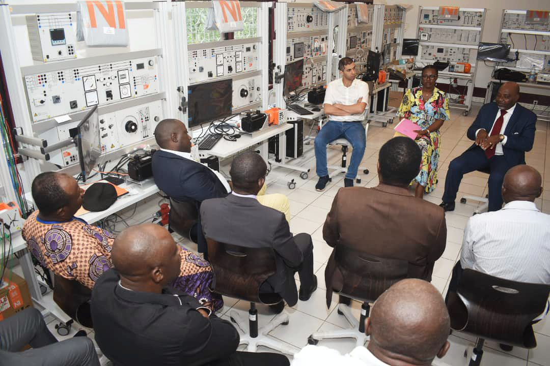 Schulungssituation im Smart Energy Lab von Lucas-Nülle an der Universität Yaoundé in Kamerum